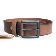 Hnědý pánský kožený opasek s tmavohnědými okraji a matně černou přezkou. Šířka 39 mm, délka 135 cm