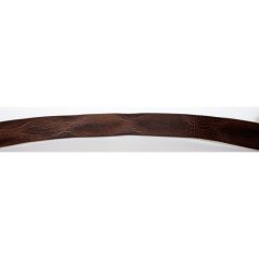 Tmavě hnědý kožený opasek 105 cm dlouhý z pevné silné kůže 38 mm široký s dekorativními prolisy a matně černou přezkou