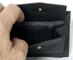 Čierna kožená peňaženka Azzaro s talianskym vyklápacím usporiadaním z mäkkej čiernej kože