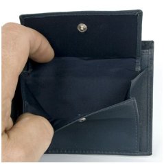 Tmavomodrá kožená peňaženka bez značiek a nápisov