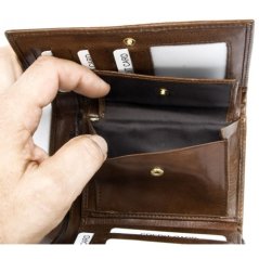 Hnedá kožená peňaženka z pevnej kože bez značiek a nápisov