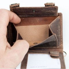 Celá kožená peněženka se dvěma upínkami a 35 cm dlouhým kovovým řetízkem a karabinkou